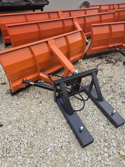 Solidny pług śnieżny – różne szerokości – pasuje do większości maszyn