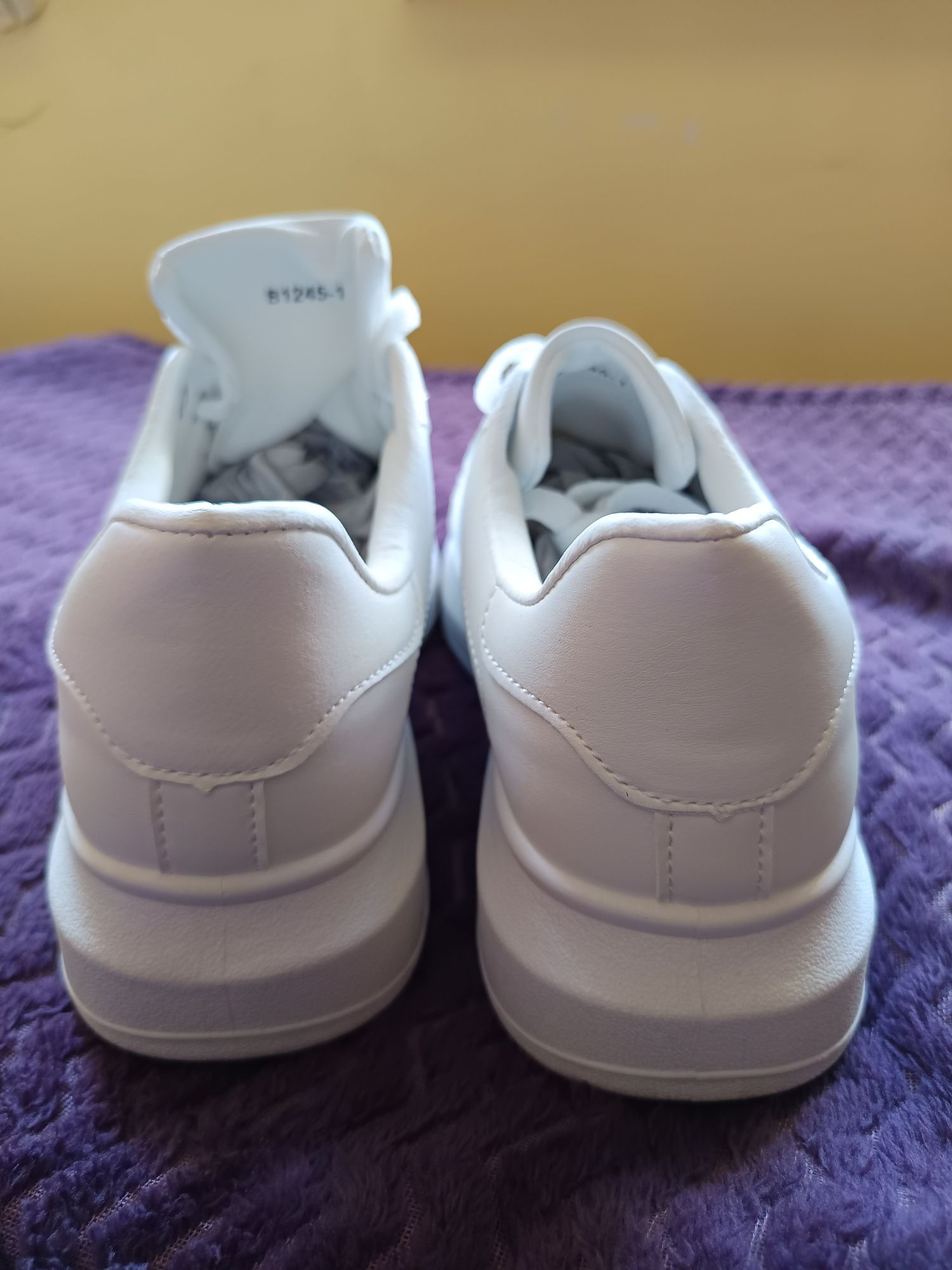 Buty 41 z logo firmy Tommy Hilfiger