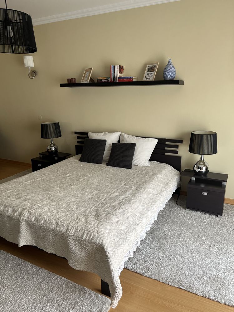 Conjunto cama com mesas de cabeceira