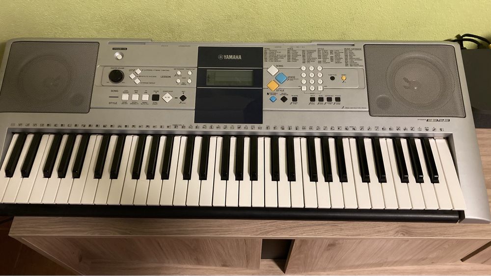 Teclado Yamaha PSR-E323