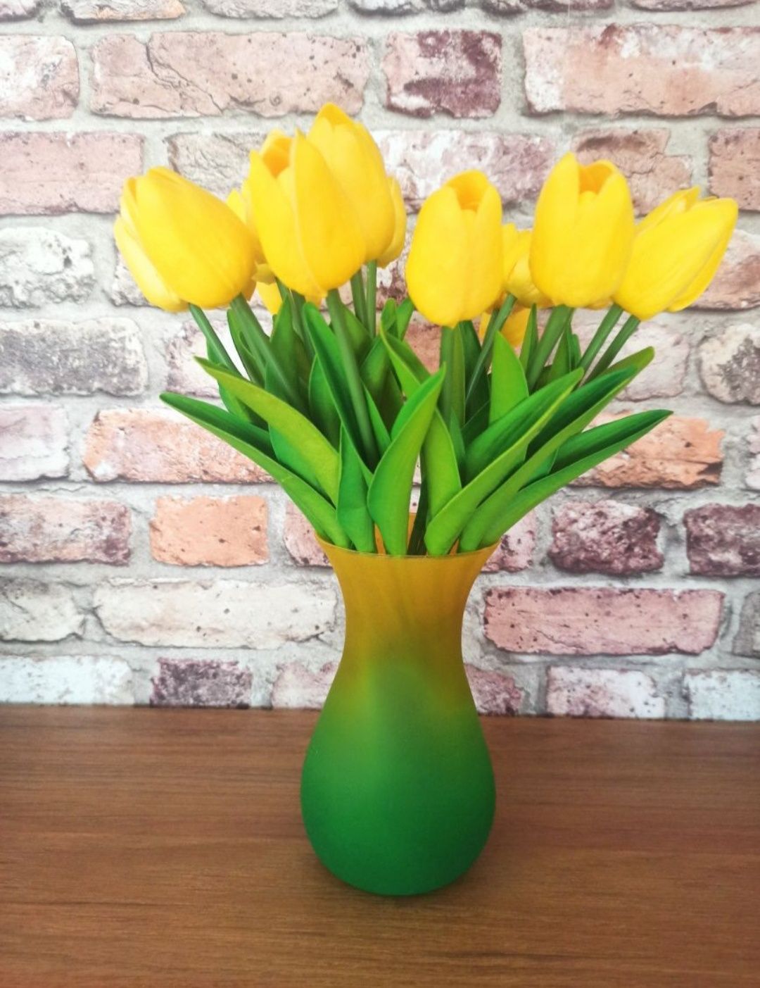 szklany zielono żółty wazonik. Wysokość 16 cm. Bez tulipanów