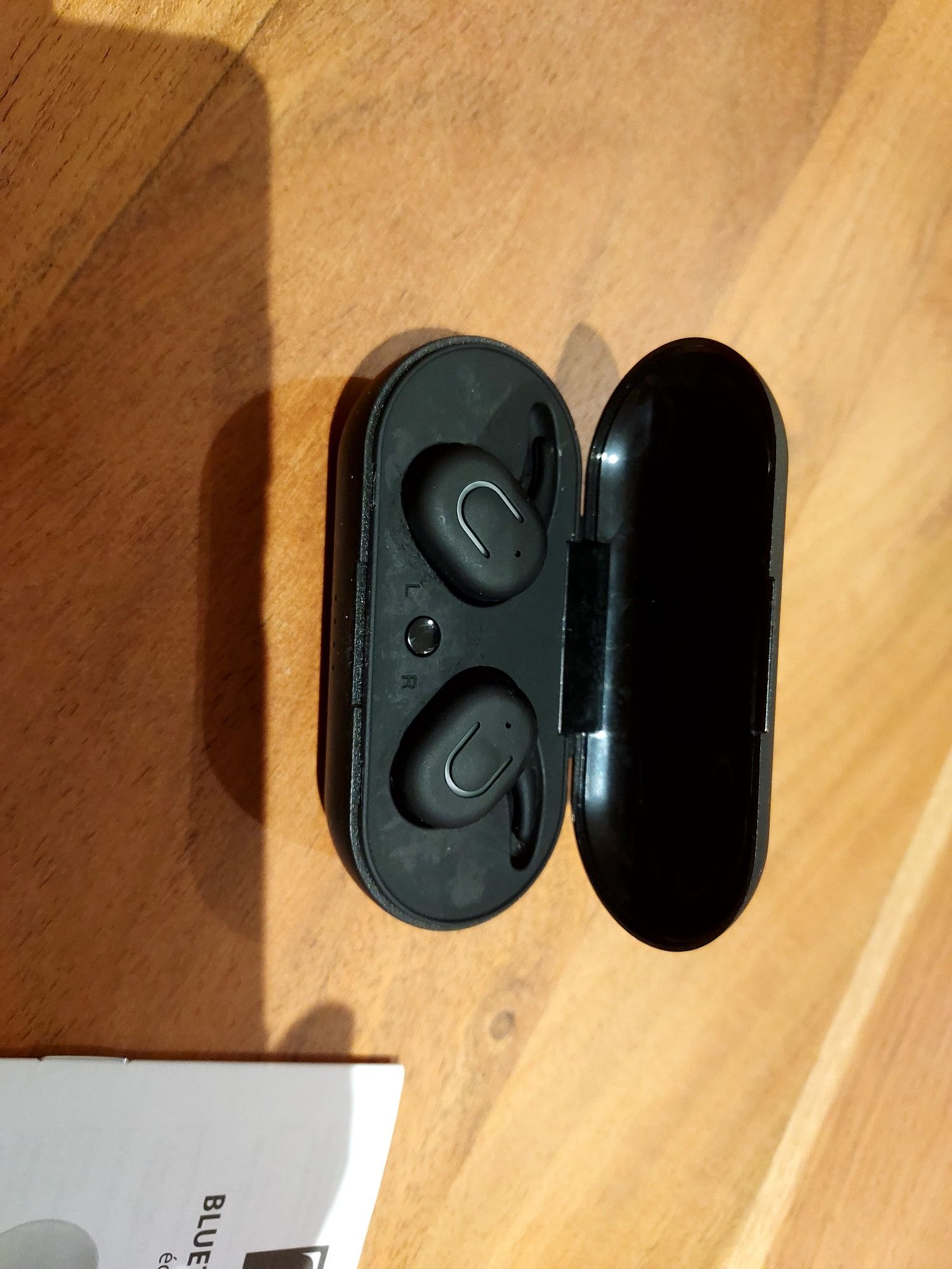 Conjunto tablet + earbuds