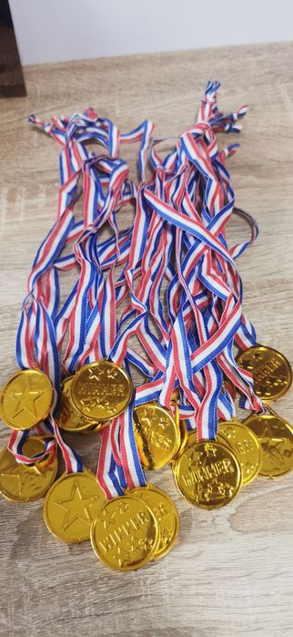 18 Medalhas de plastico - lembrança para aniversário