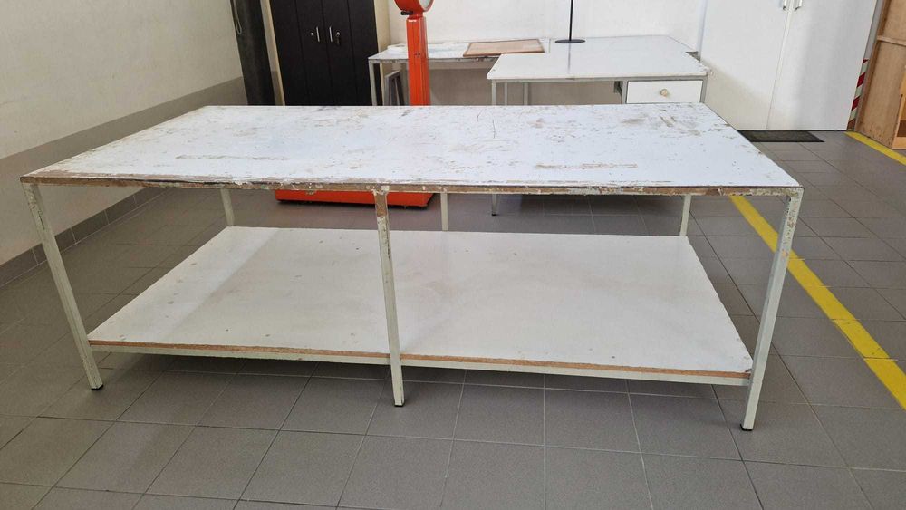 4 mesas de 2,40mx 1,20m