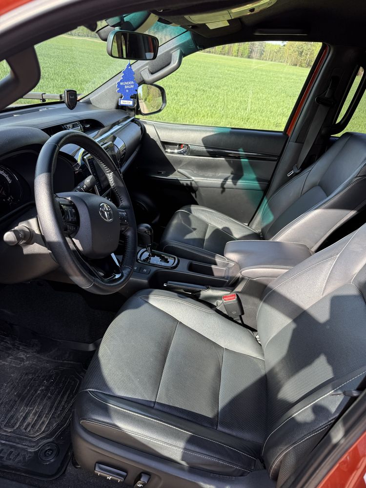 Toyota Hilux 2020 r. Limitowana wersja DAKAR . Bardzo mały przebieg .