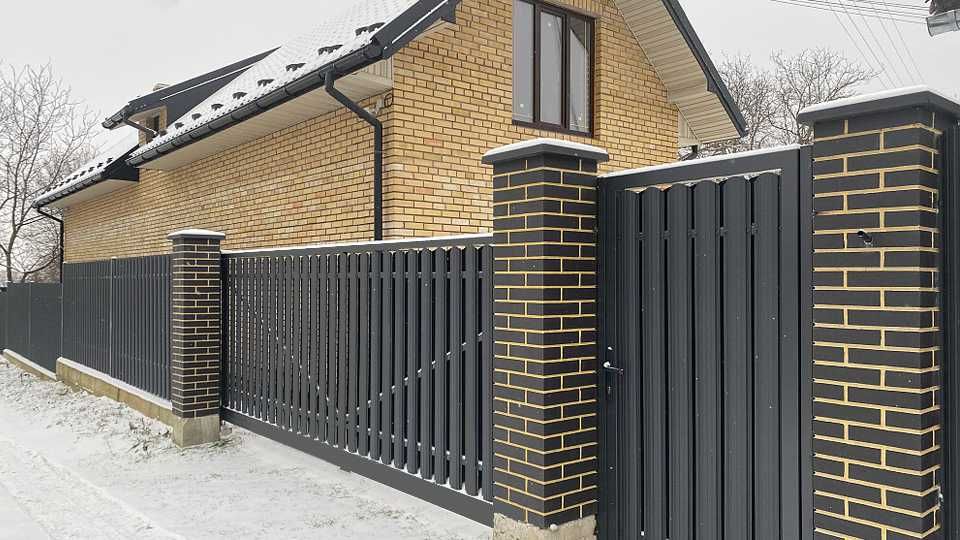 Готовий стовп та парапет для паркану. Імітація клінкерної цегли.