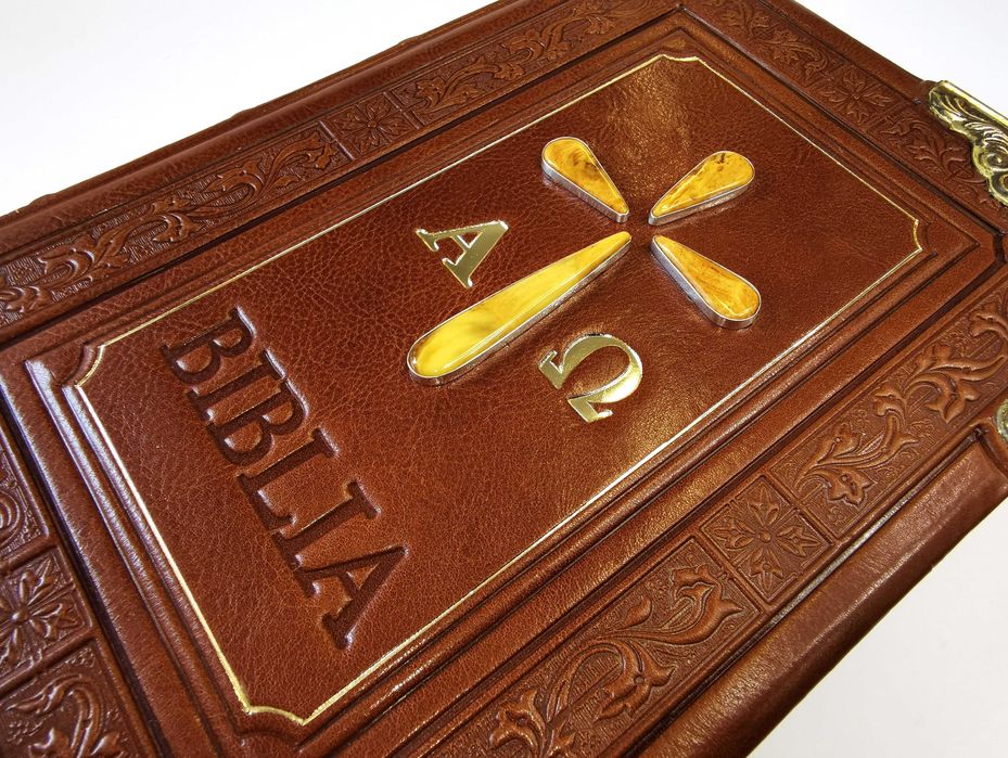 Biblia w oprawie skórzanej, duże bursztyny w srebrze, malowane brzegi.