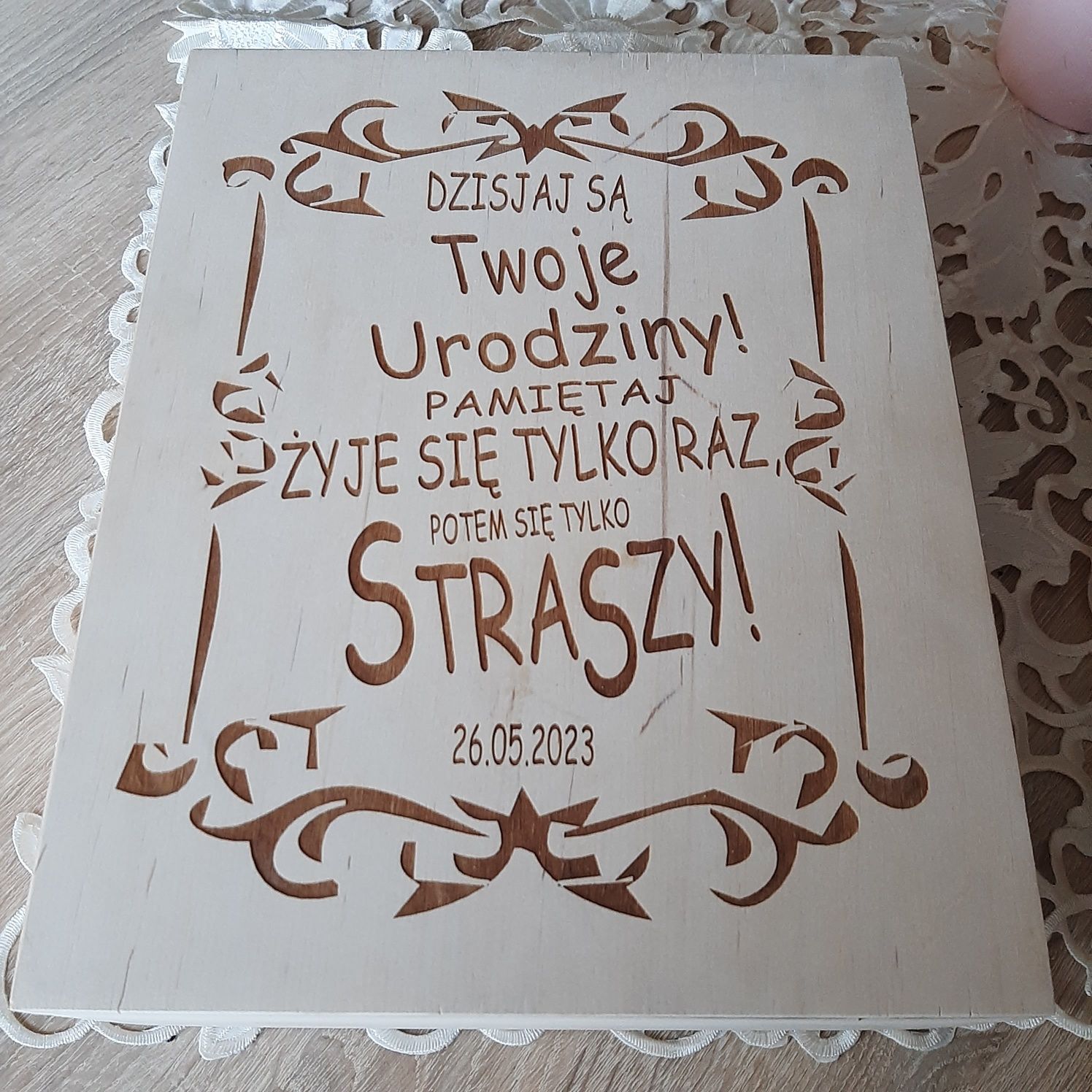 Skrzynka drewniana grawerowana