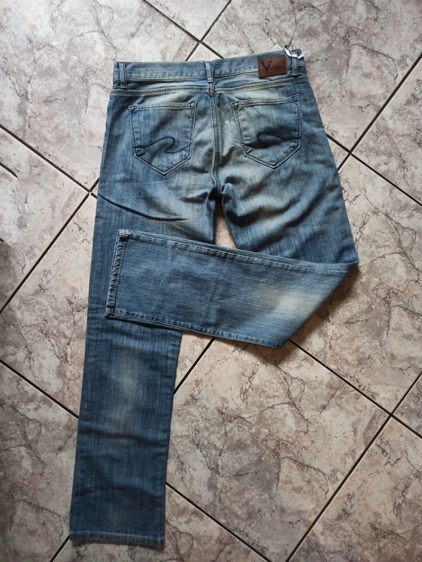 Spodnie jeansy proste Ventana jeans, szersze na dole z małą wadą.