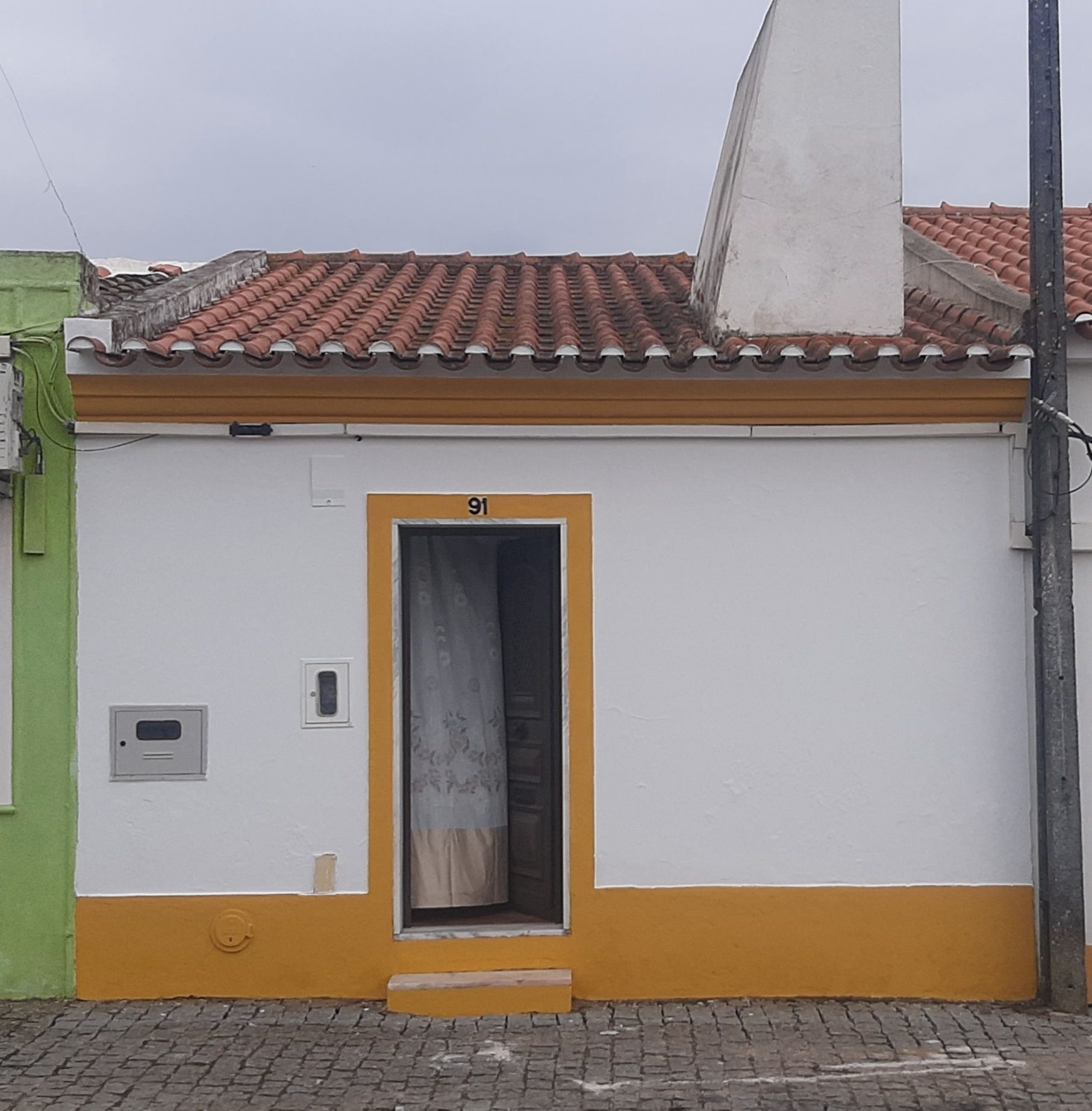Moradia em banda T2, com terraço.
