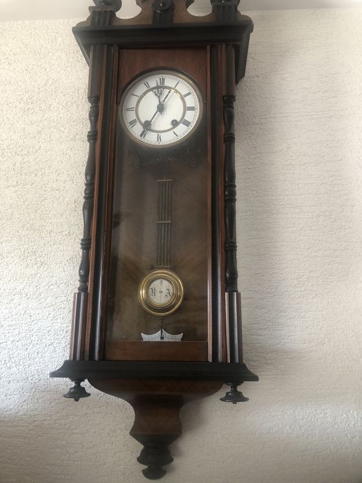 Zabytkowy zegar wiszący