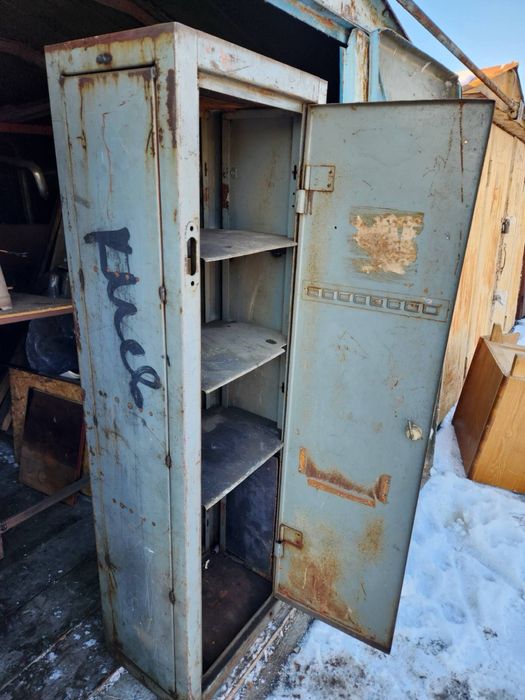 Шкаф металический.Шкаф аружеиныи. Полки сьемные