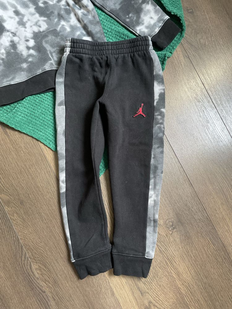 оригінальний спортивний костюм Nike  jordan сірий ,вік 5-6 років