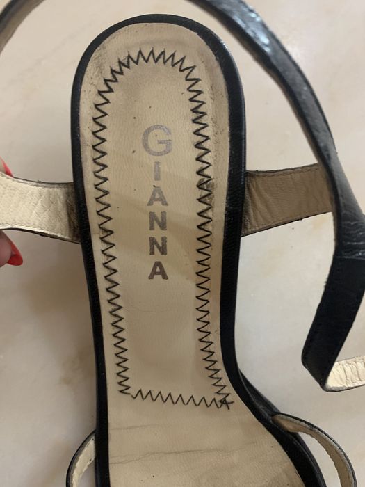 Sandálias “Gianna” tam. 38 pretas abertas, salto baixo
