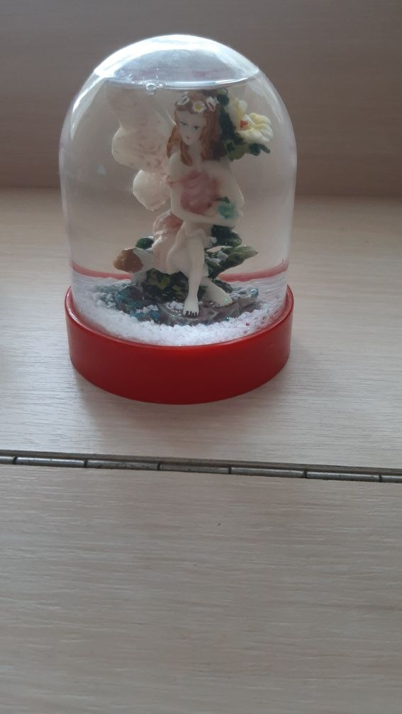 Снігова куля статуетка дівчинка