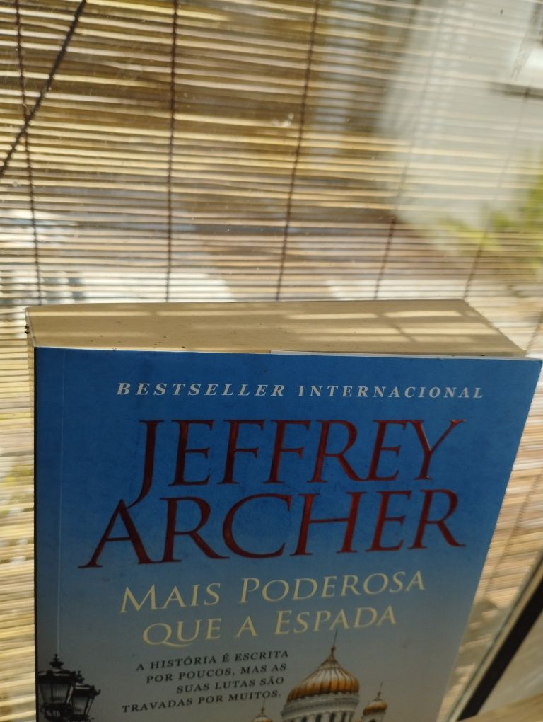 Livro "Mais forte do que a espada"