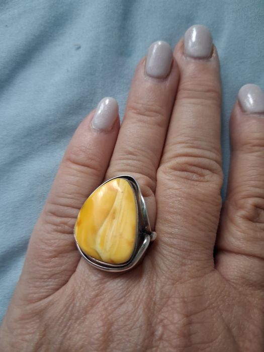 Srebrny pierścionek z królewskim bursztynem