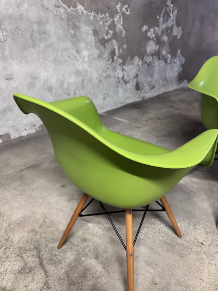 Cadeira com braços Charles Eames. Ótimo estado.