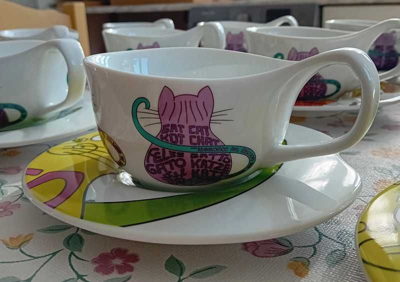 12 chávenas de chá com pires - Porcelana - Loja do Gato Preto