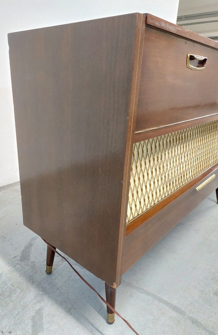 Móvel Braun com rádio e gira discos
