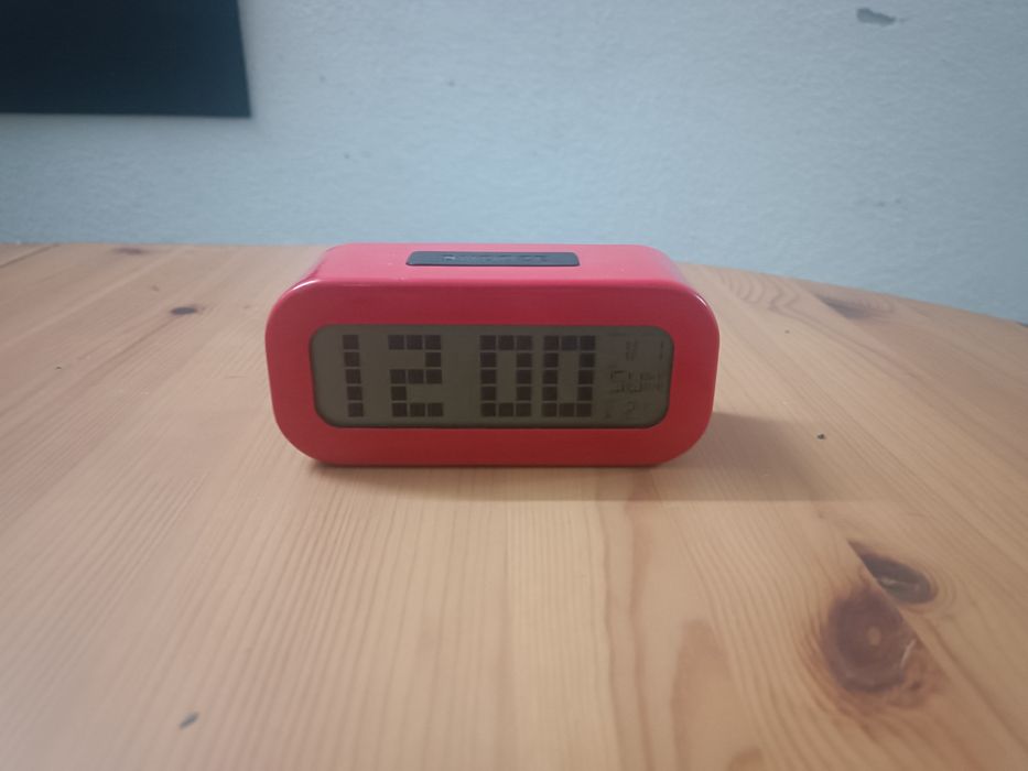 Battery-operated analog alarm clock64309659908737122