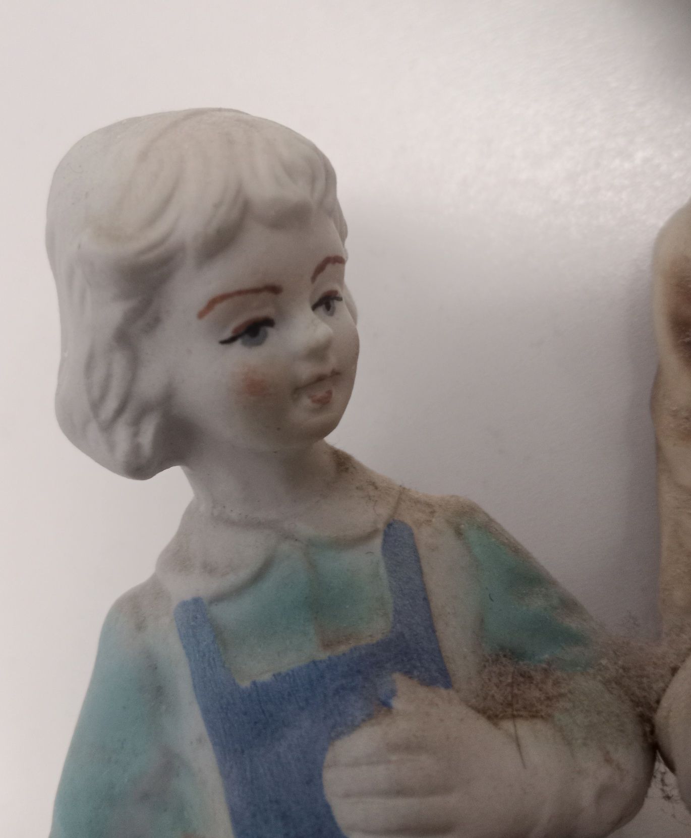 Figurka porcelanowa. Mężczyzna z dziewczynką. Z czasów PRL-u