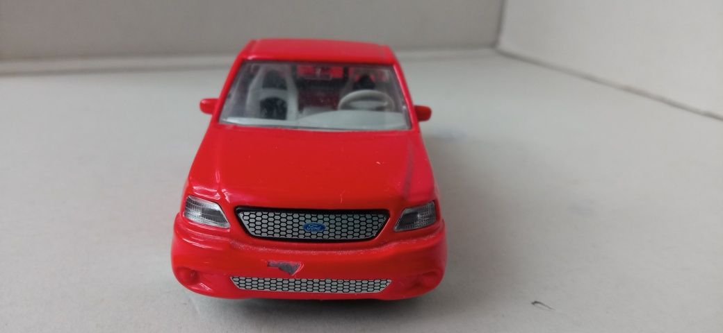 Bburago Ford svt w skali 1/43