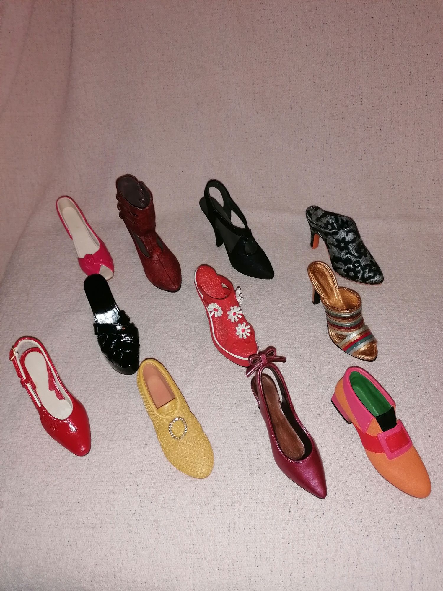Miniaturas de sapatos e bolsas