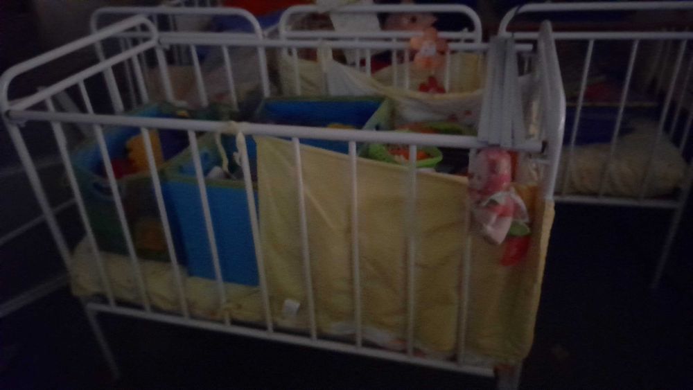 Berço de bébé em metal branco