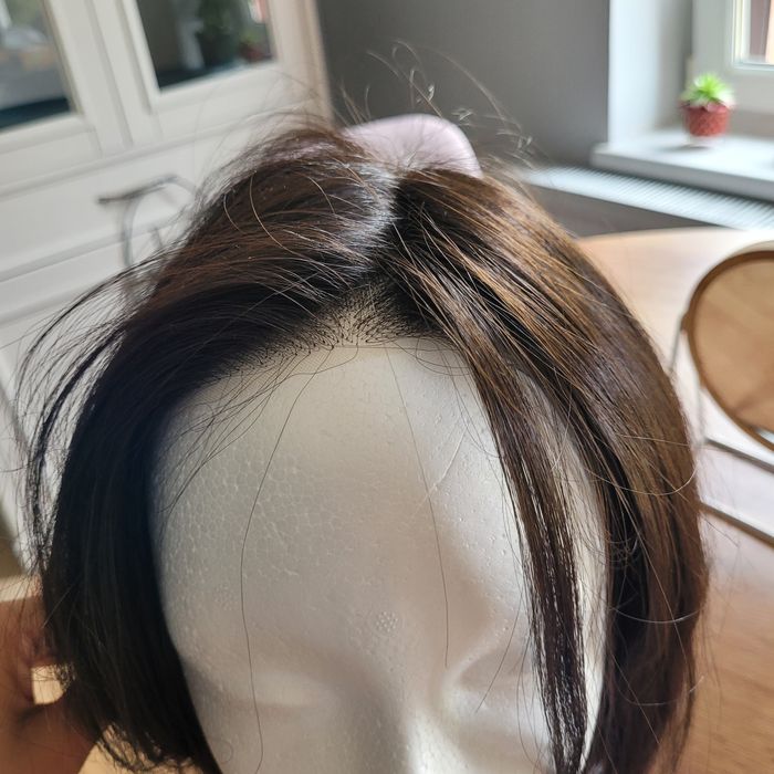 Peruka syntetyczna. Długość do ramion