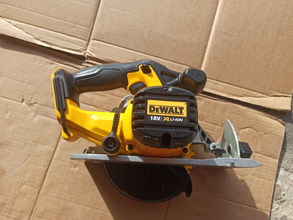 Pilarka Tarczowa DeWalt DCS391