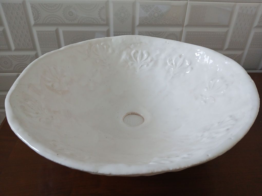 Ręcznie wykonana, duża, ceramiczna, biała umywalka nablatowa