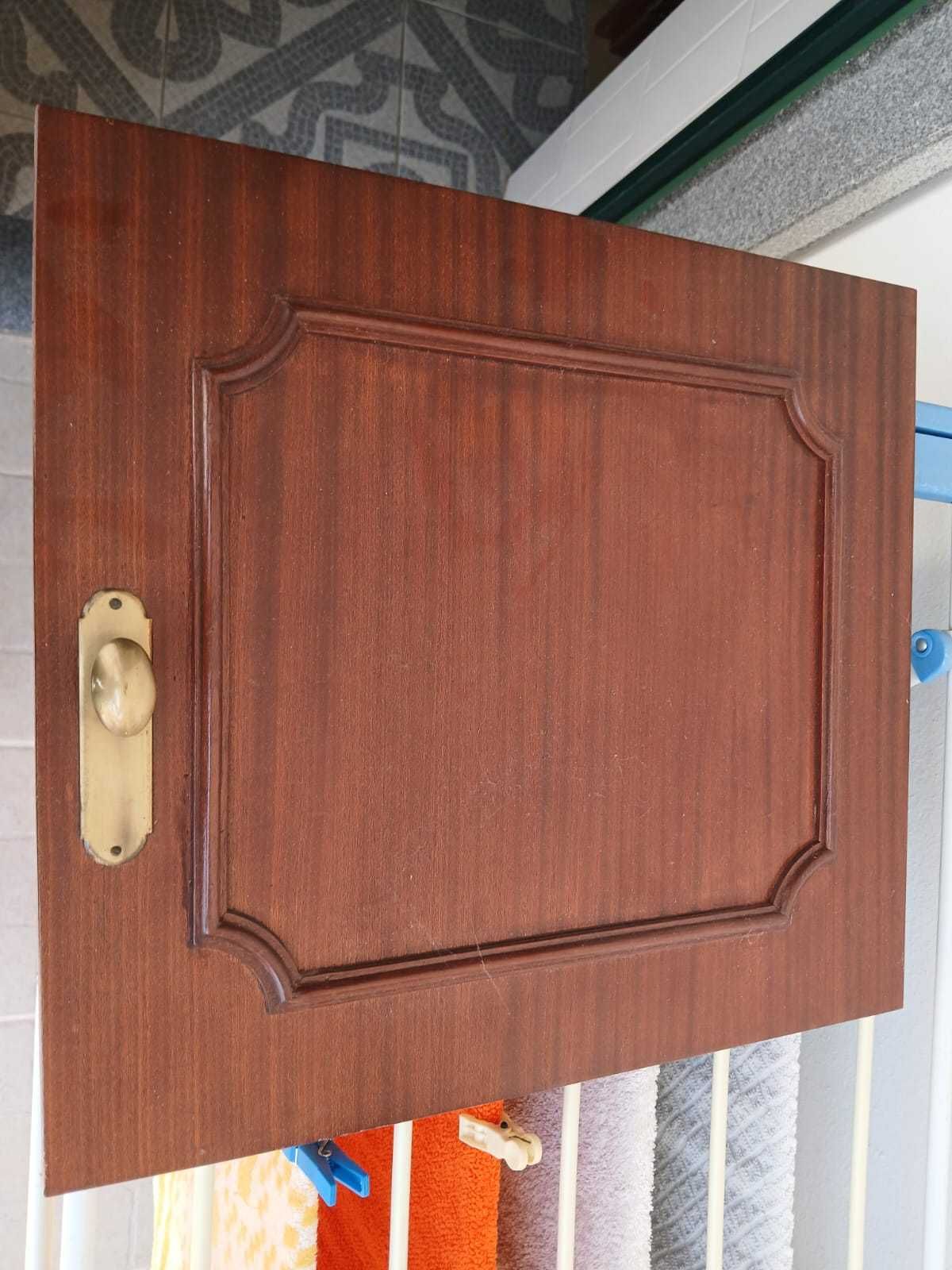 Portas e gavetas de roupeiro