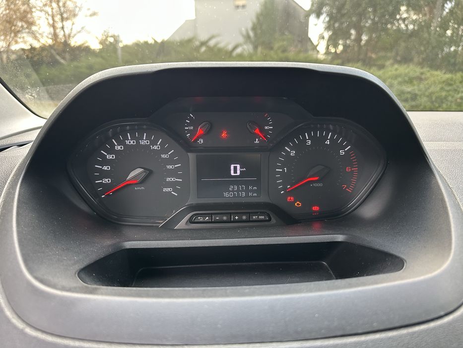 Peugeot Partner 1.6cc – 3 Lugares – IVA Dedutível