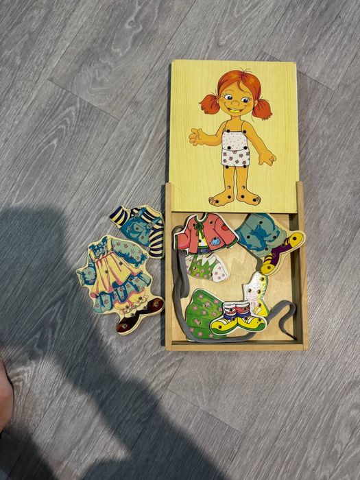Дерев’яна розвиваюча гра “Одягни дівчинку” – пазл з одягом