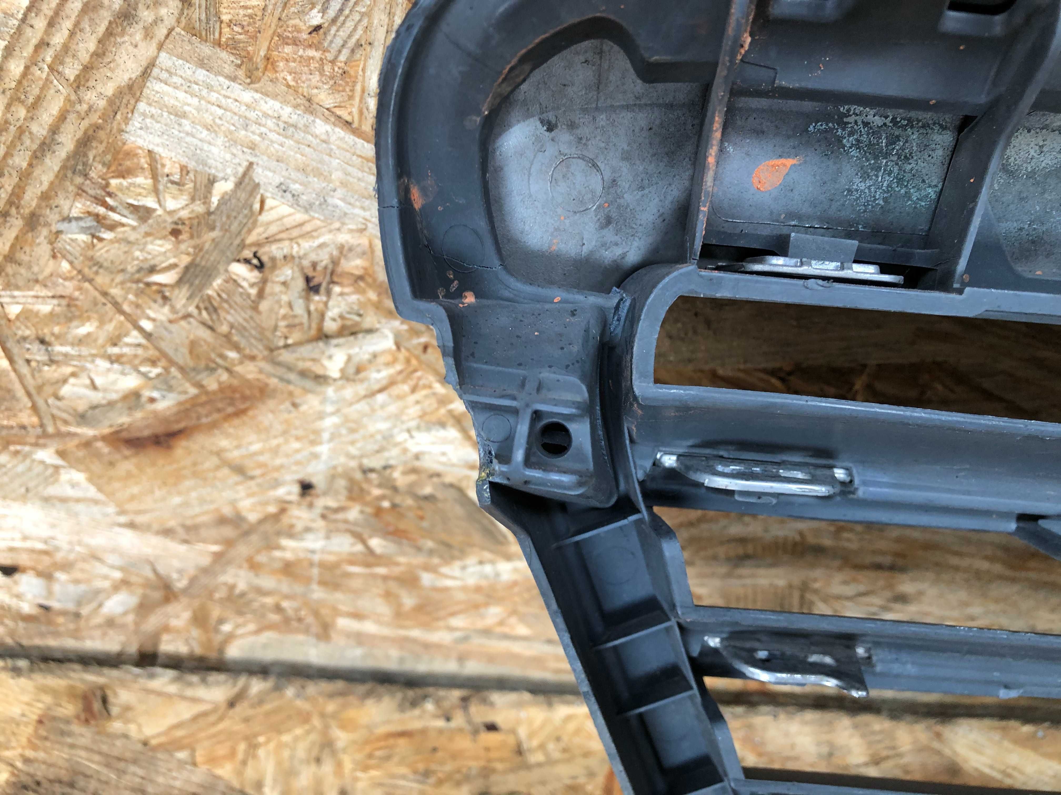 Grill/atrapa/kratka zderzaka Mercedes W212 przed lift
