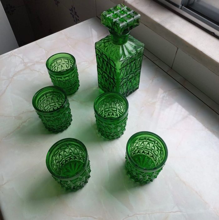 Garrafa de licores e digestivos com 5 copos