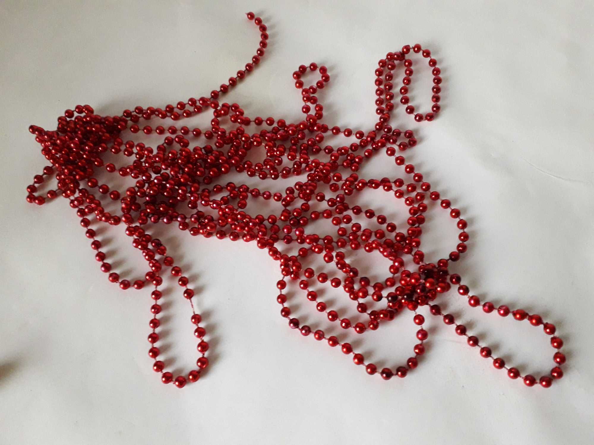 Łańcuch na choinkę 6 metrów koralików czerwonych śr. 5mm