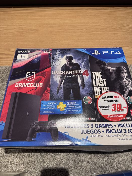 Ps4 1 TB com um comando extra dourado