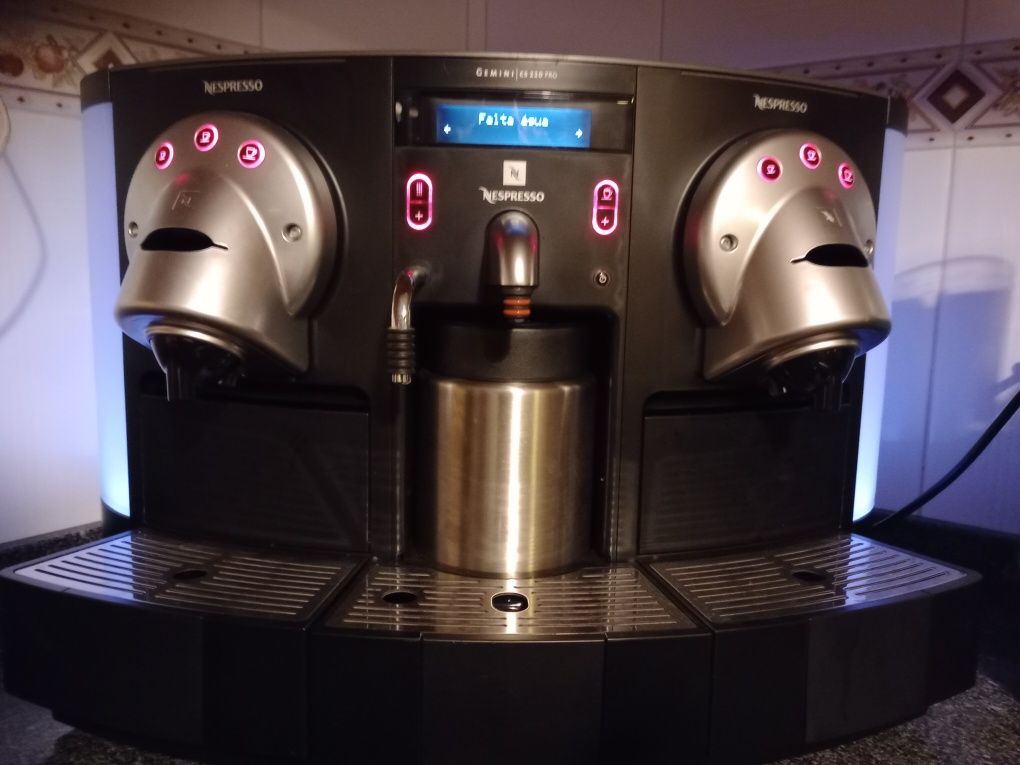 Máquina Nespresso empresa como nova poucinho  uso