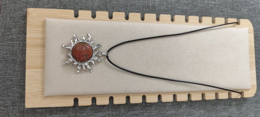 Colar com sol e pedra no centro