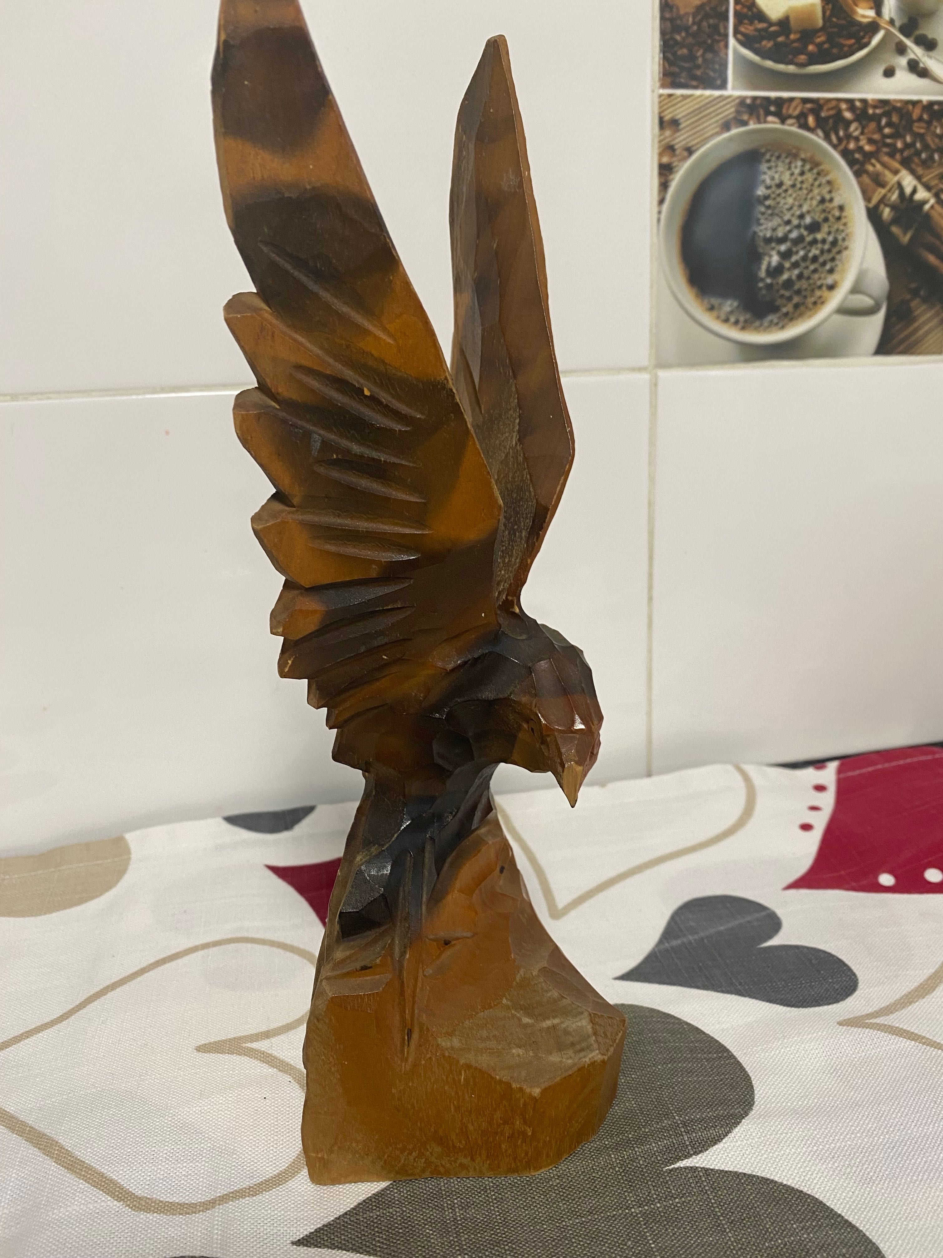 Деревʼяна статуетка орел