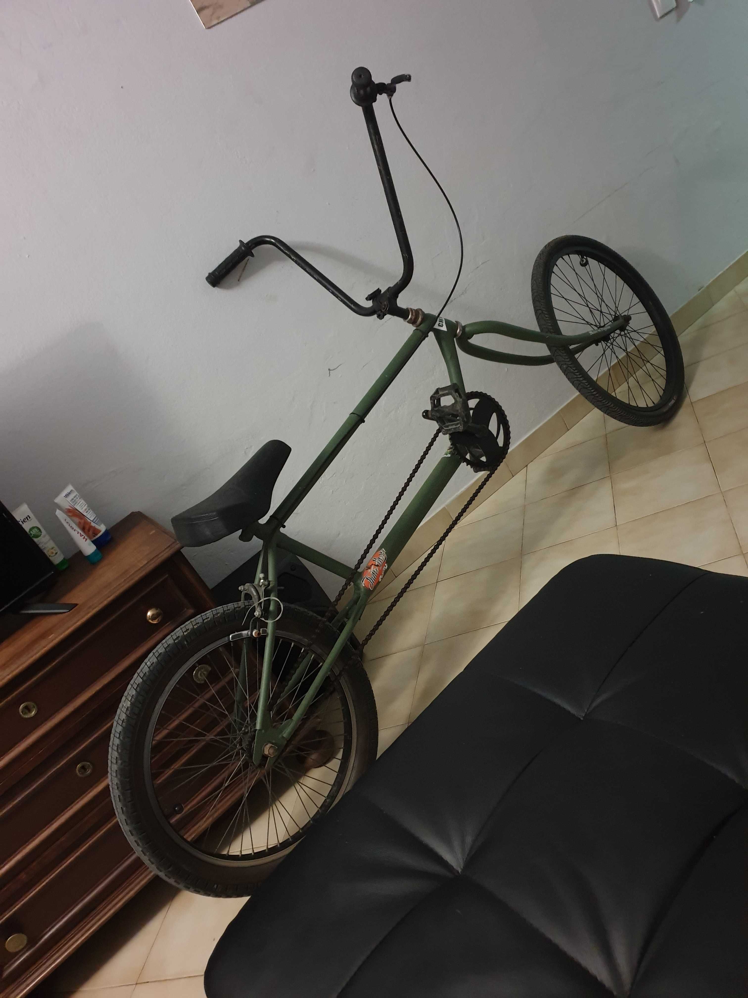 Bicicleta fábricada em casa