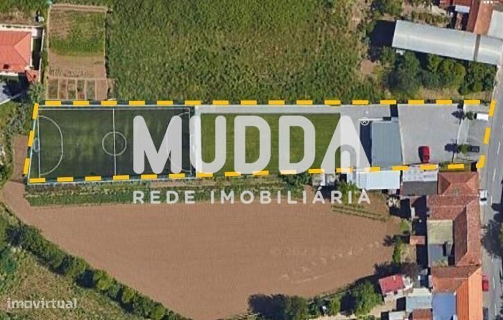 Terreno com campo de futebol e balneários.