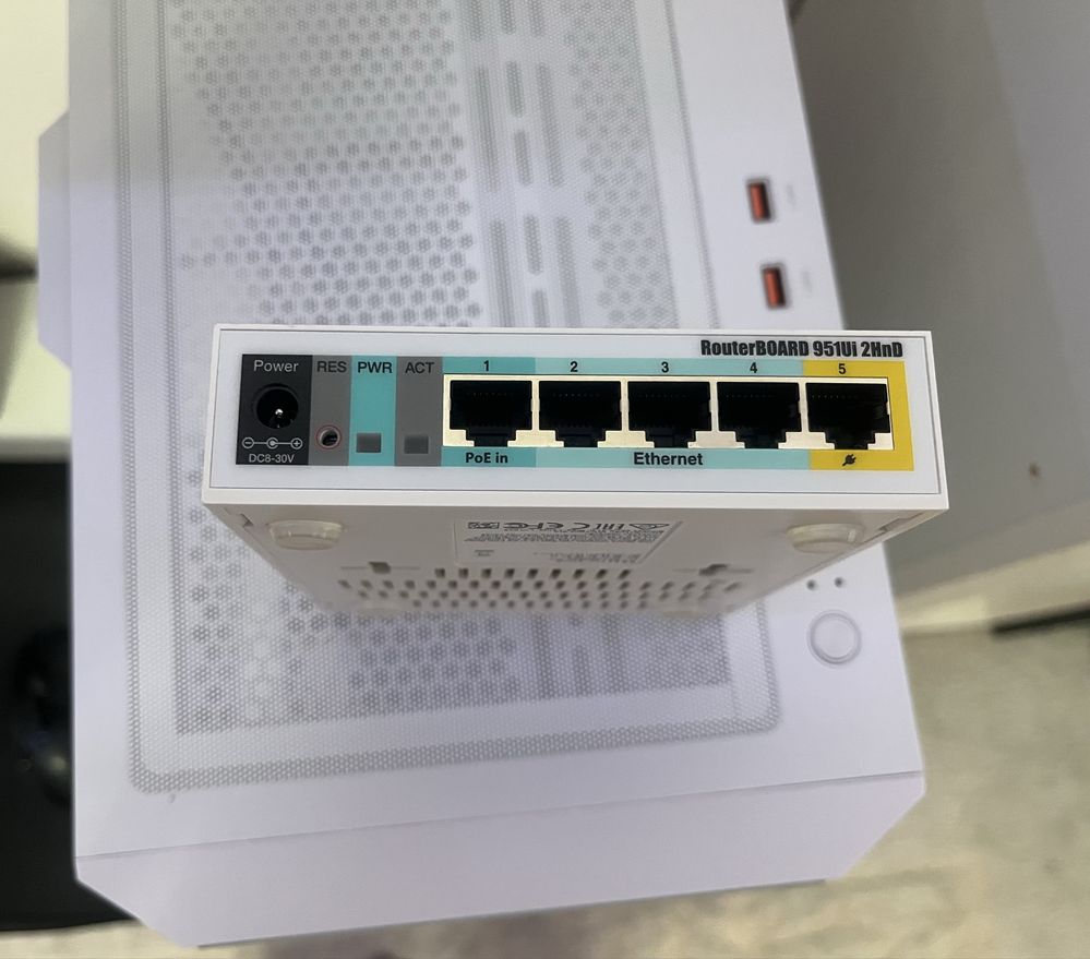 Маршрутизатор Роутер Комутатор MikroTik RouterBOARD RB951Ui-2HnD