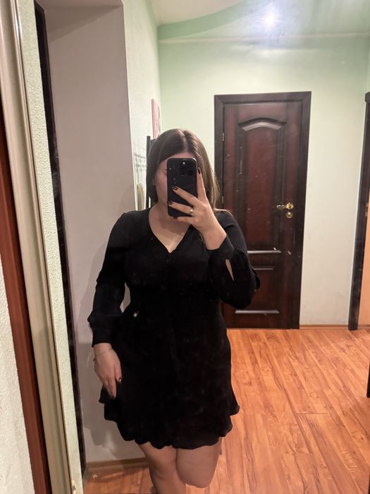 Чорна сукня з імітацією корсета