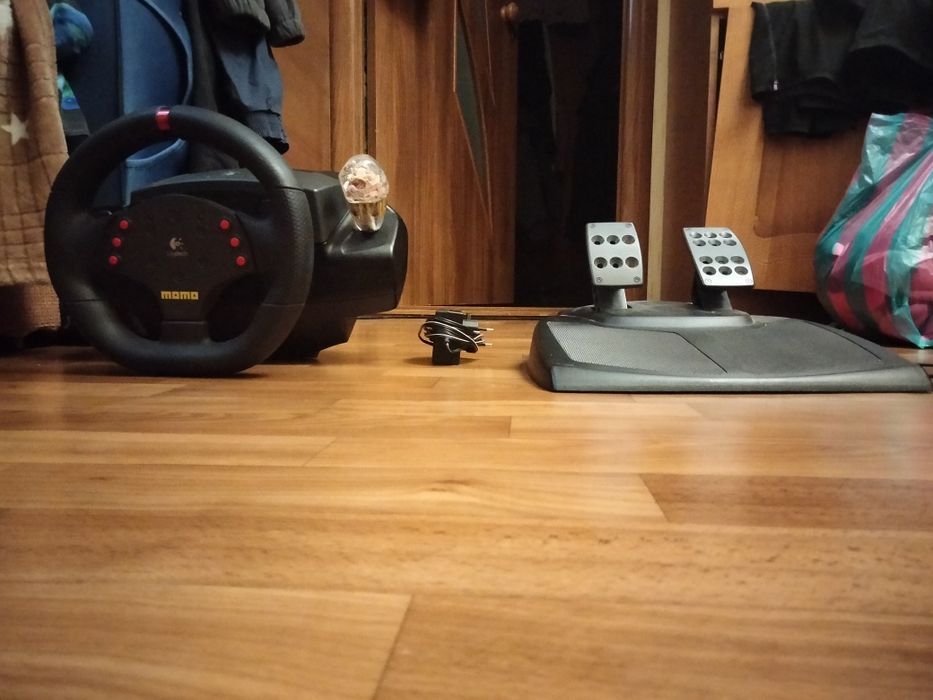 Руль Logitech Momo Racing