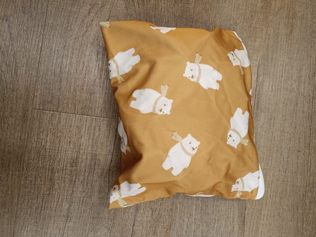 2 wodoodporne kaftaniki, śliniaki do karmienia