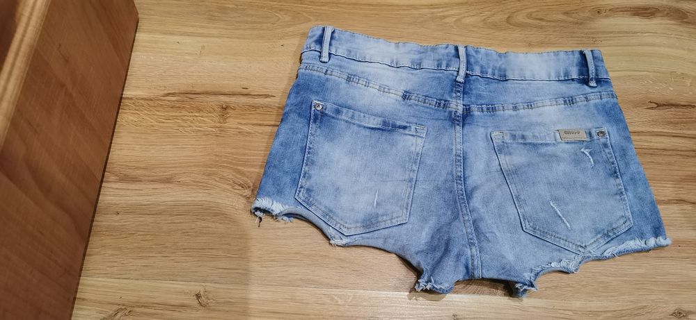 Krótkie spodenki 158cm firmy Cropp