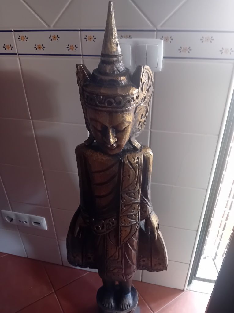 Estatueta Buda em.madeira esculpida